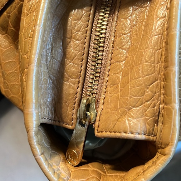 Gorgeous Leather Michael Kors Tote Bag - Picture 3 of 15